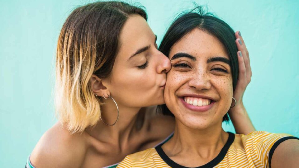 coming out story, how to come out to family and friends, two women kissing