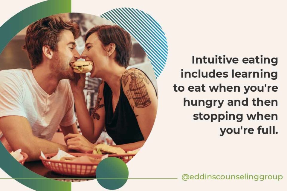 couple eating together intuitive eating learning to eat when hungry