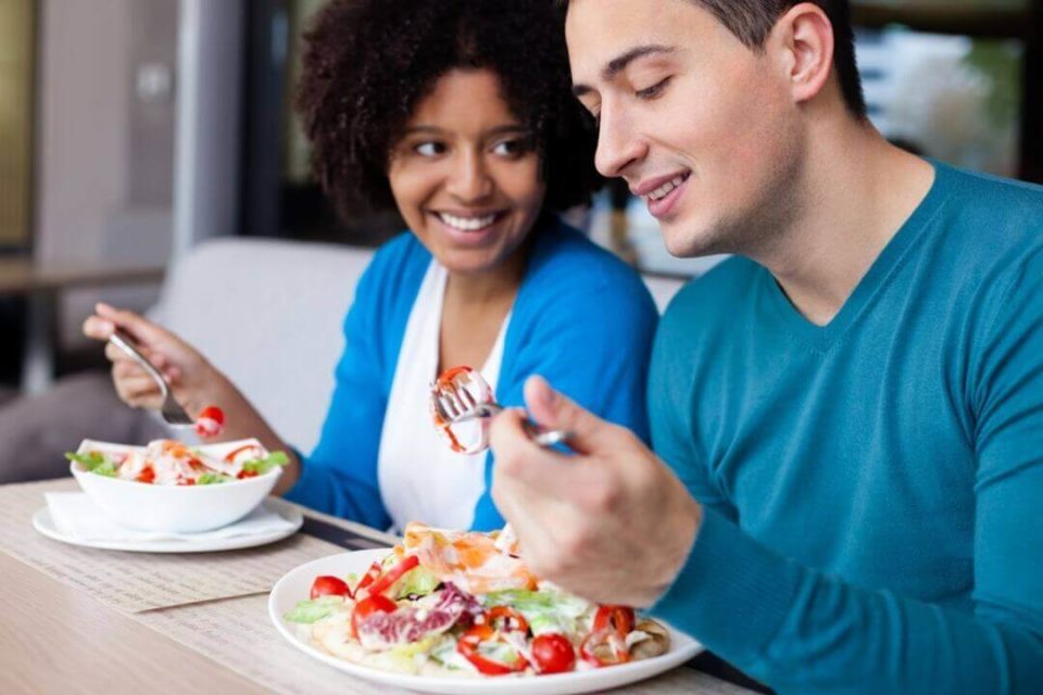 Couple eating healthy and change their relationship with food