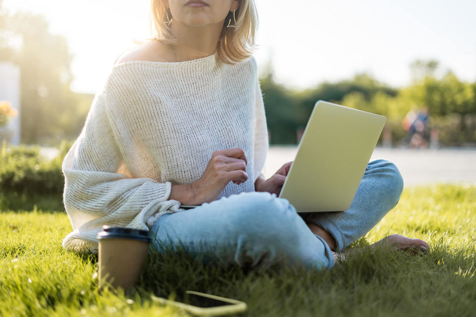 Image of a woman sitting outside on a laptop. Houston therapist gives tips on how to find a therapist in Houston, TX 77007. We believe in tailored counseling and therapy in Texas. Call today! 77009 | 77008